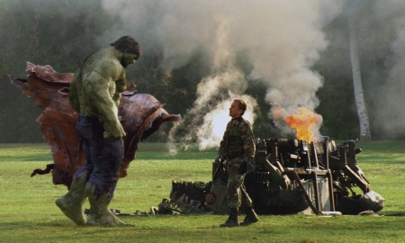 Tällä kertaa Hulk on hieman inhimillisemmän kokoinen järkäle kuin edellisosassa